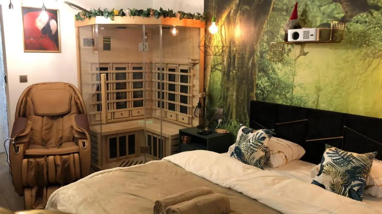 Wola Wyjatkowe: Luxe Studio with Jacuzzi, Sauna & Prosecco Warsaw