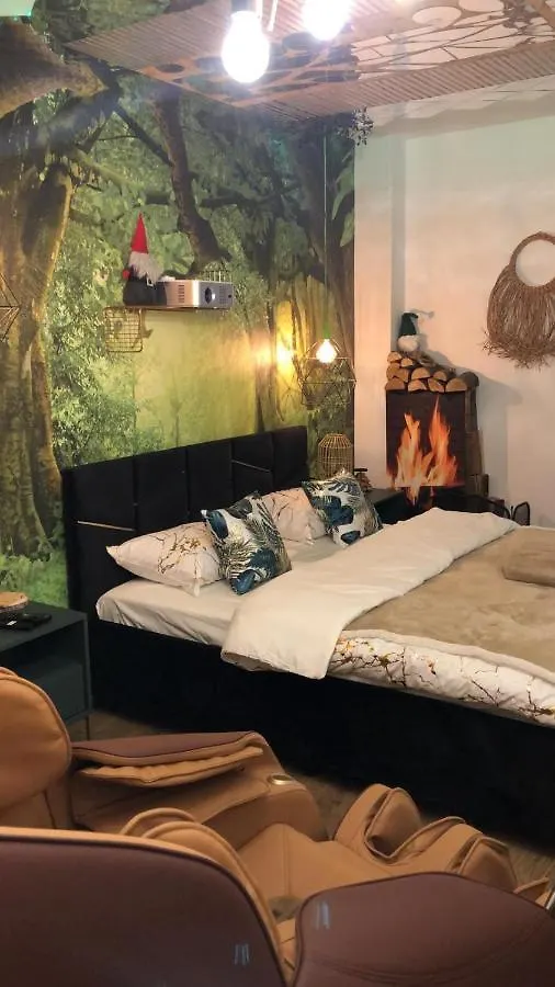 Wola Wyjatkowe: Luxe Studio with Jacuzzi, Sauna & Prosecco Warsaw Apartment