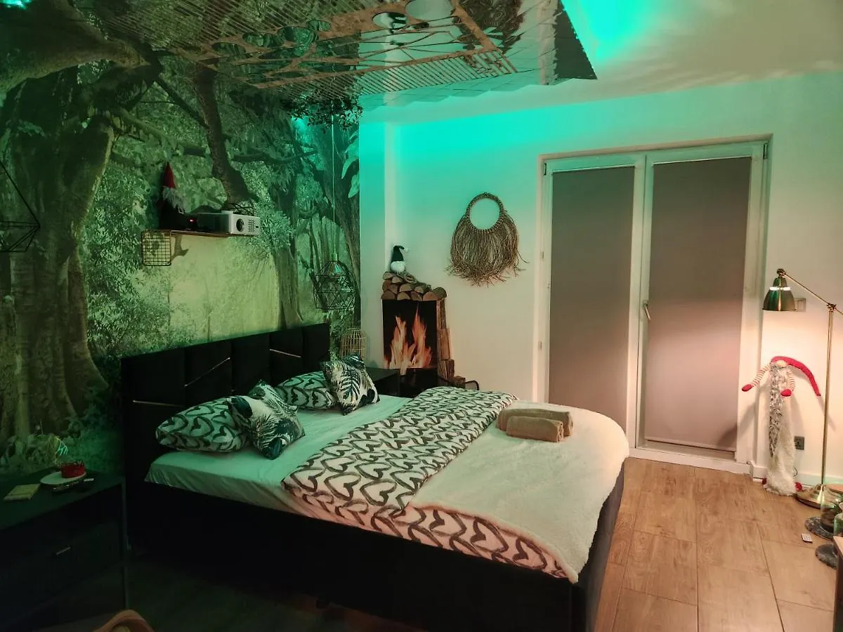 Apartment Wola Wyjatkowe: Luxe Studio with Jacuzzi, Sauna & Prosecco Warsaw