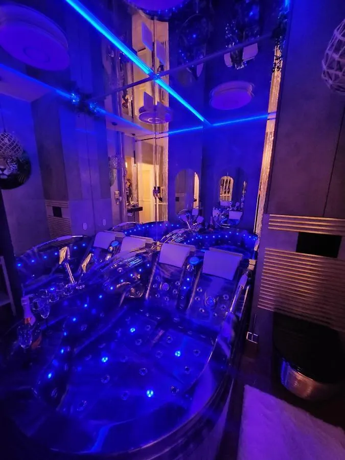 Wola Wyjatkowe: Luxe Studio with Jacuzzi, Sauna & Prosecco Warsaw Apartment
