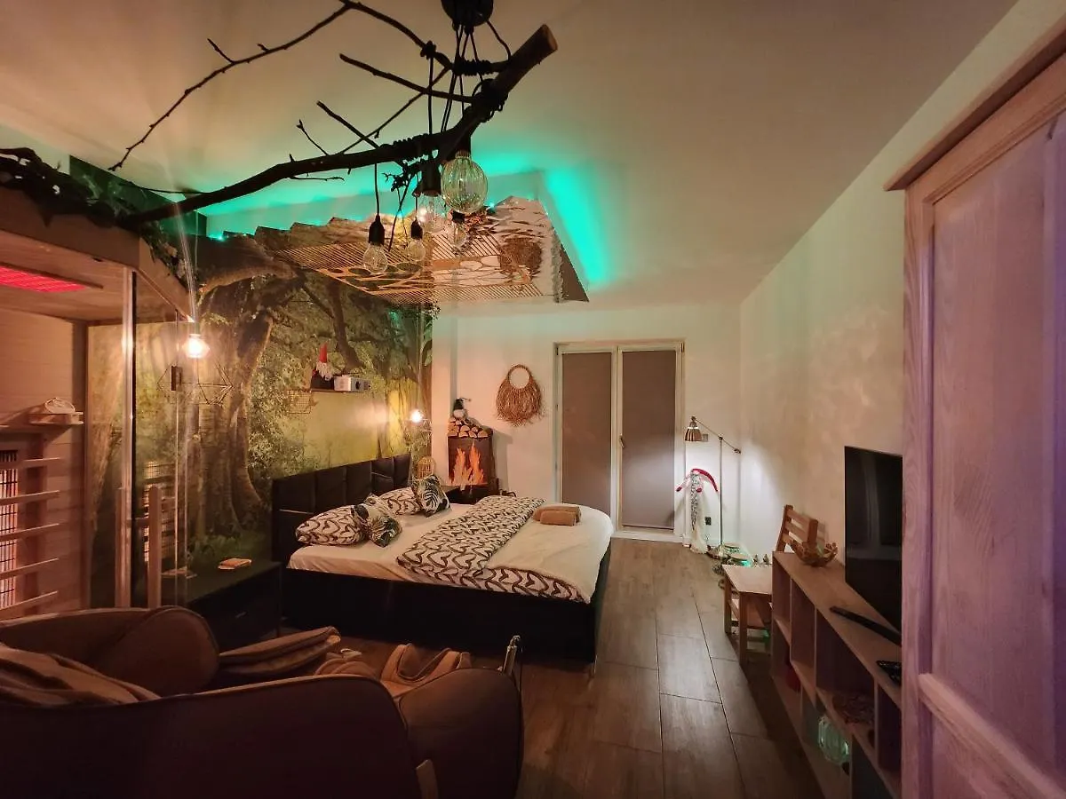 Apartment Wola Wyjatkowe: Luxe Studio with Jacuzzi, Sauna & Prosecco Warsaw