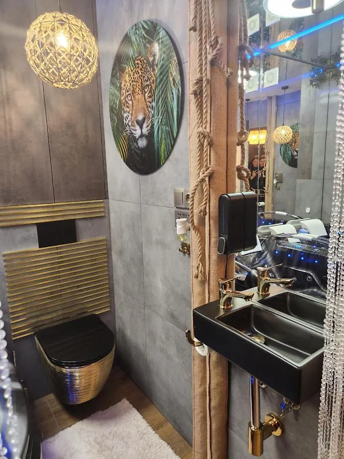 Wola Wyjatkowe: Luxe Studio with Jacuzzi, Sauna & Prosecco Warsaw 0*,