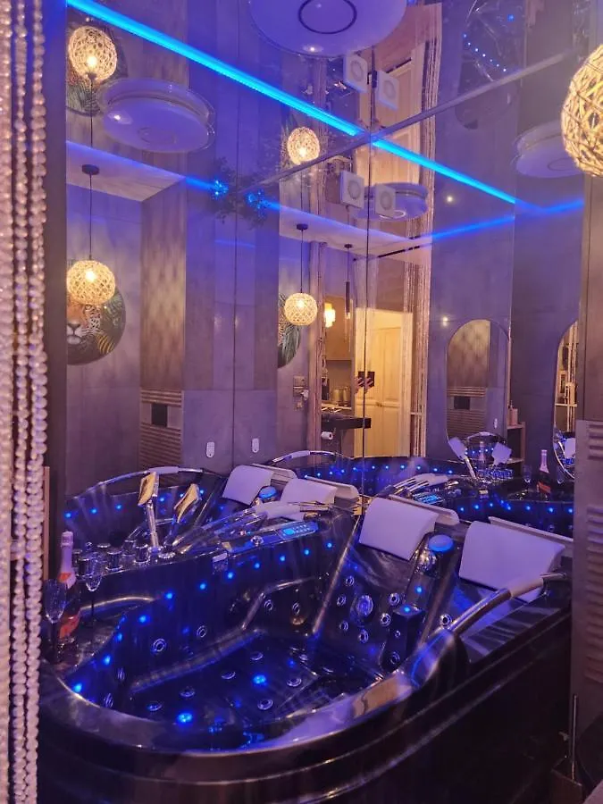 Apartment Wola Wyjatkowe: Luxe Studio with Jacuzzi, Sauna & Prosecco Warsaw