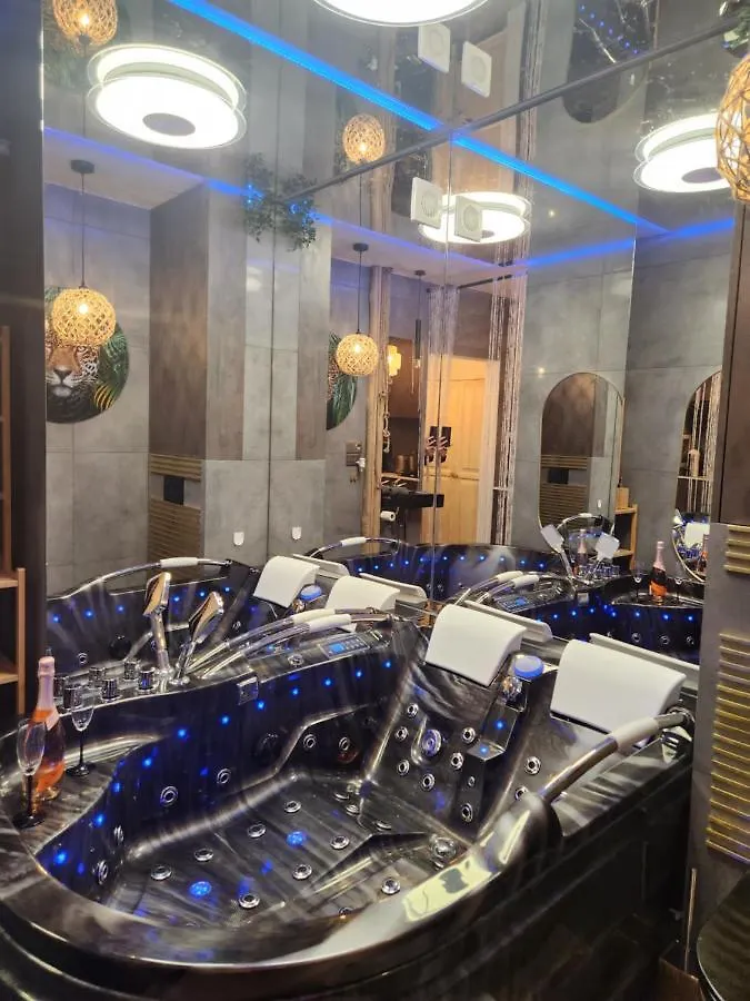 Wola Wyjatkowe: Luxe Studio with Jacuzzi, Sauna & Prosecco Warsaw Poland
